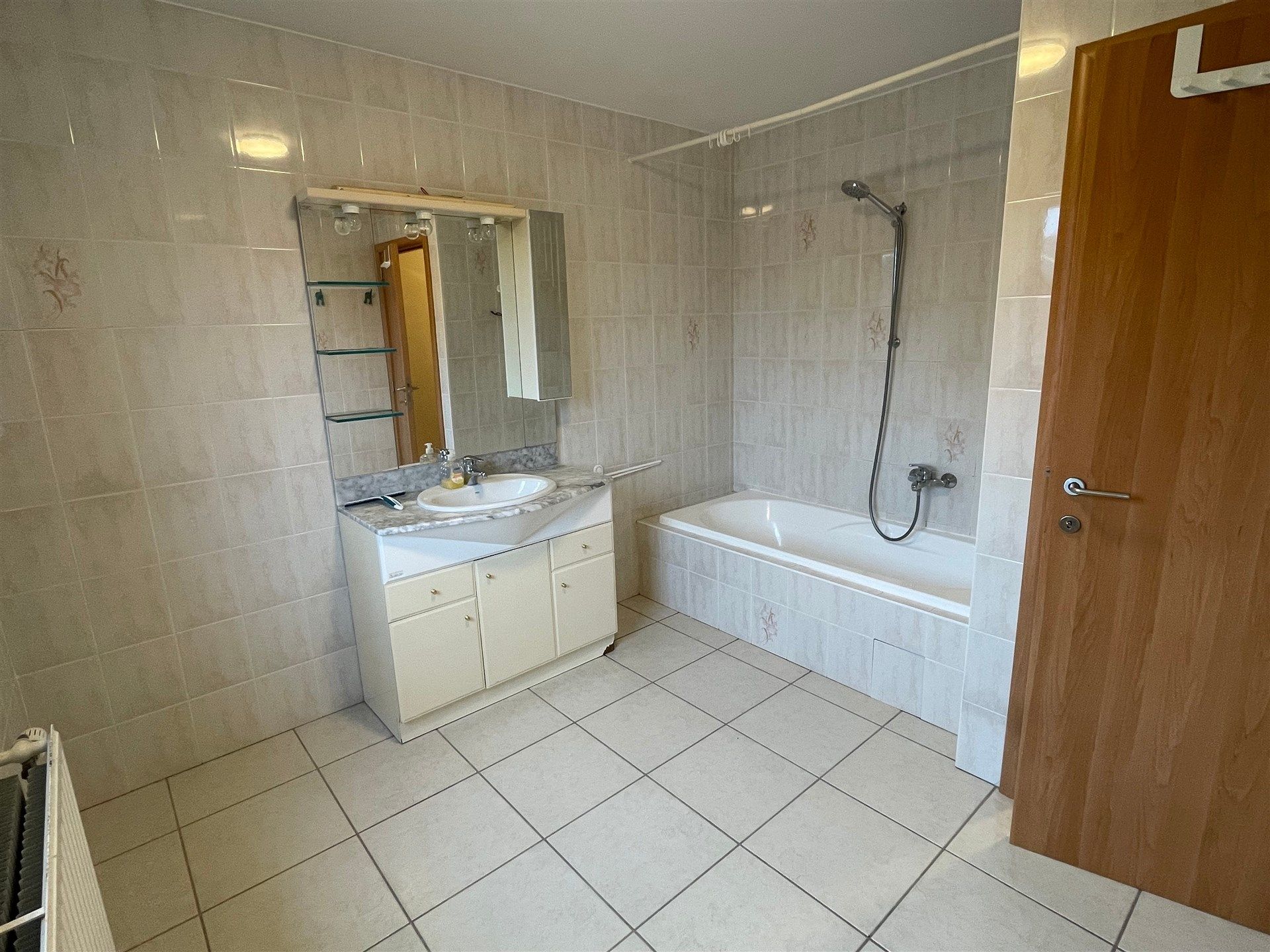 Gunstig gelegen 3 slaapkamer duplex appartement met garage.  foto 13