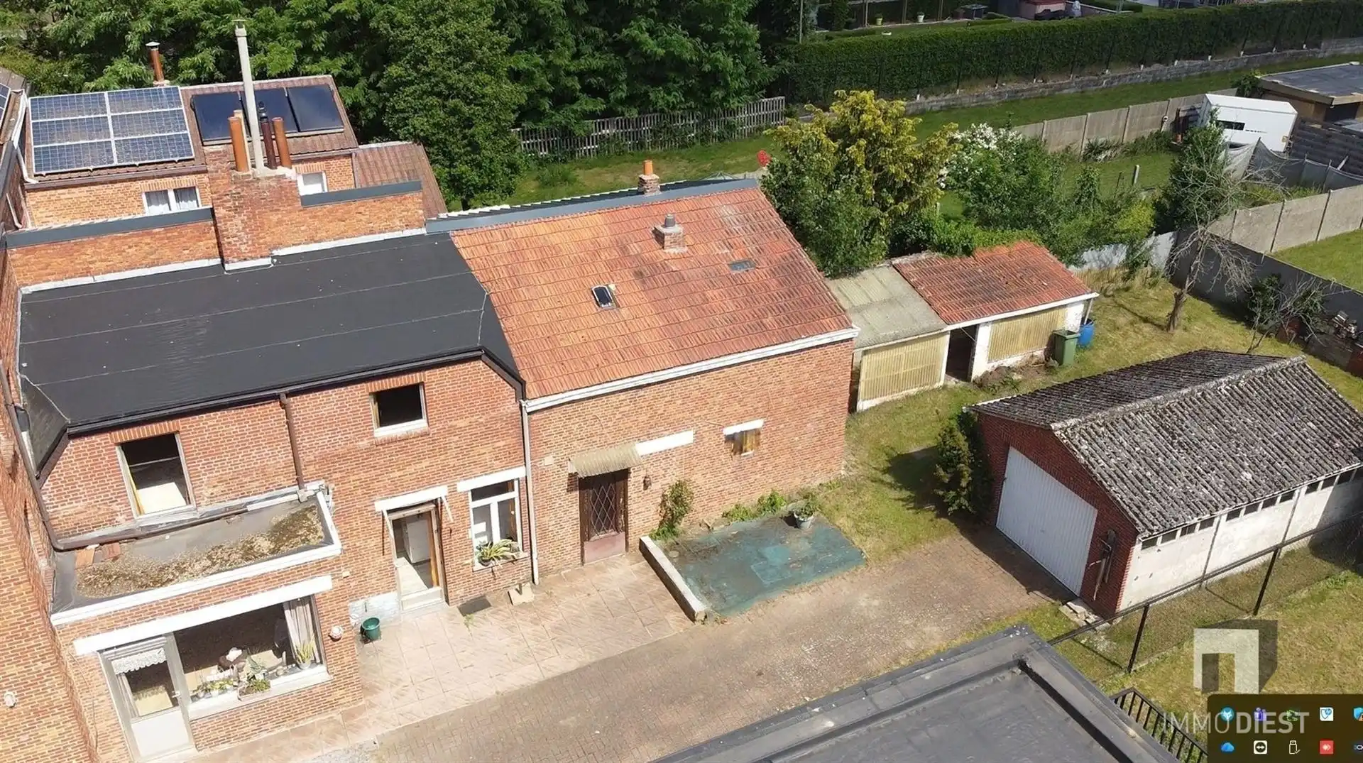 Ruime kluswoning met 3 slaapkamers, garage en tuin foto 3