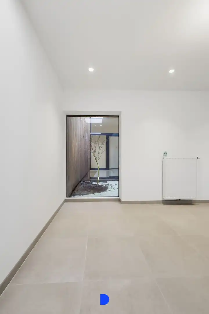 Stijlvol gerenoveerde woning met lichtrijke leefruimtes en tuin foto 12