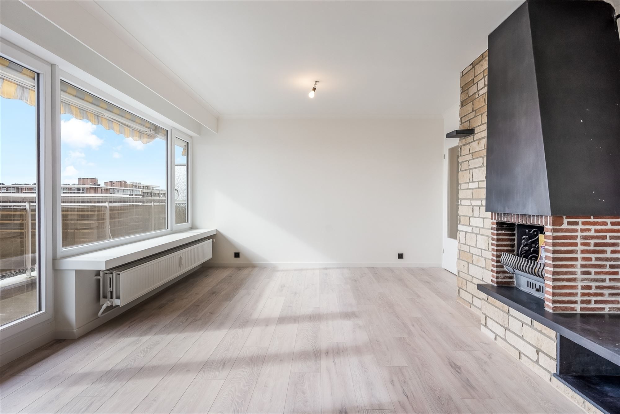 INSTAPKLAAR EN VERNIEUWD 1 SLAAPKAMER APPARTEMENT OP WANDELAFSTAND VAN HET CENTRUM foto {{pictureIndex}}