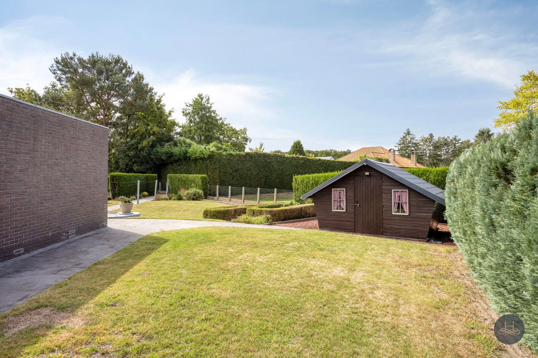 Halfopen gezinswoning met garage in rustige buurt foto 23