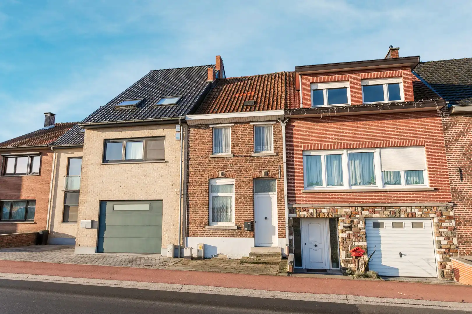 Te renoveren rijwoning met tuin te Vlezenbeek foto 2