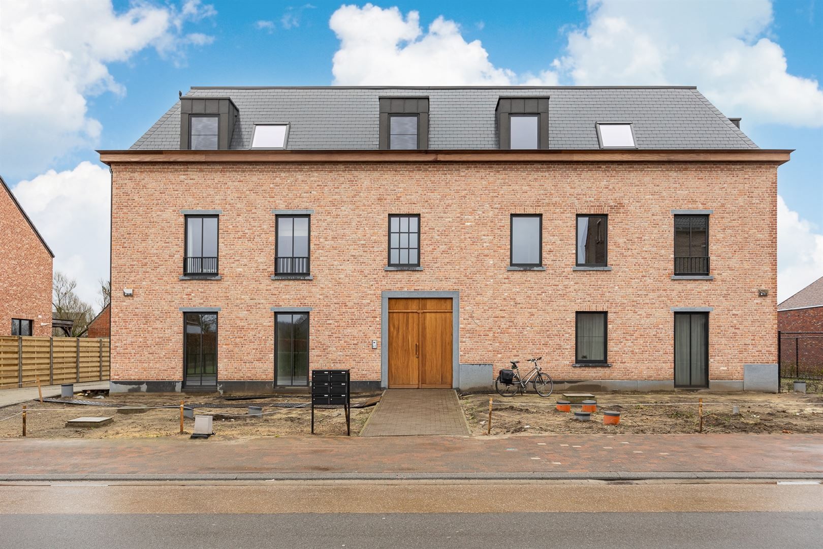 Nieuwbouw appartement met 3 slaapkamers en ruim zuid terras. foto {{pictureIndex}}