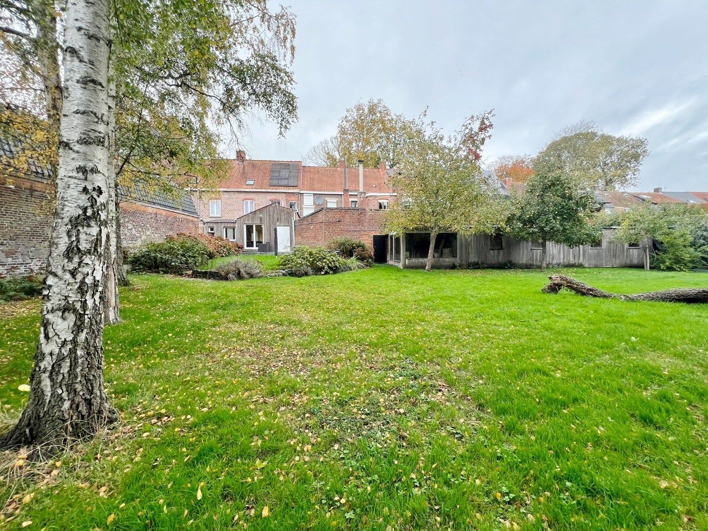 Instapklare woning met prachtige tuin op een perceel van 1.680m² op 500meter van de markt.  foto {{pictureIndex}}