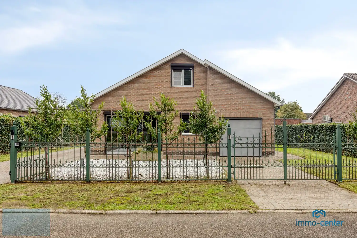 Ruime vrijstaande woning met 4 slaapkamers en grote tuin foto {{pictureIndex}}