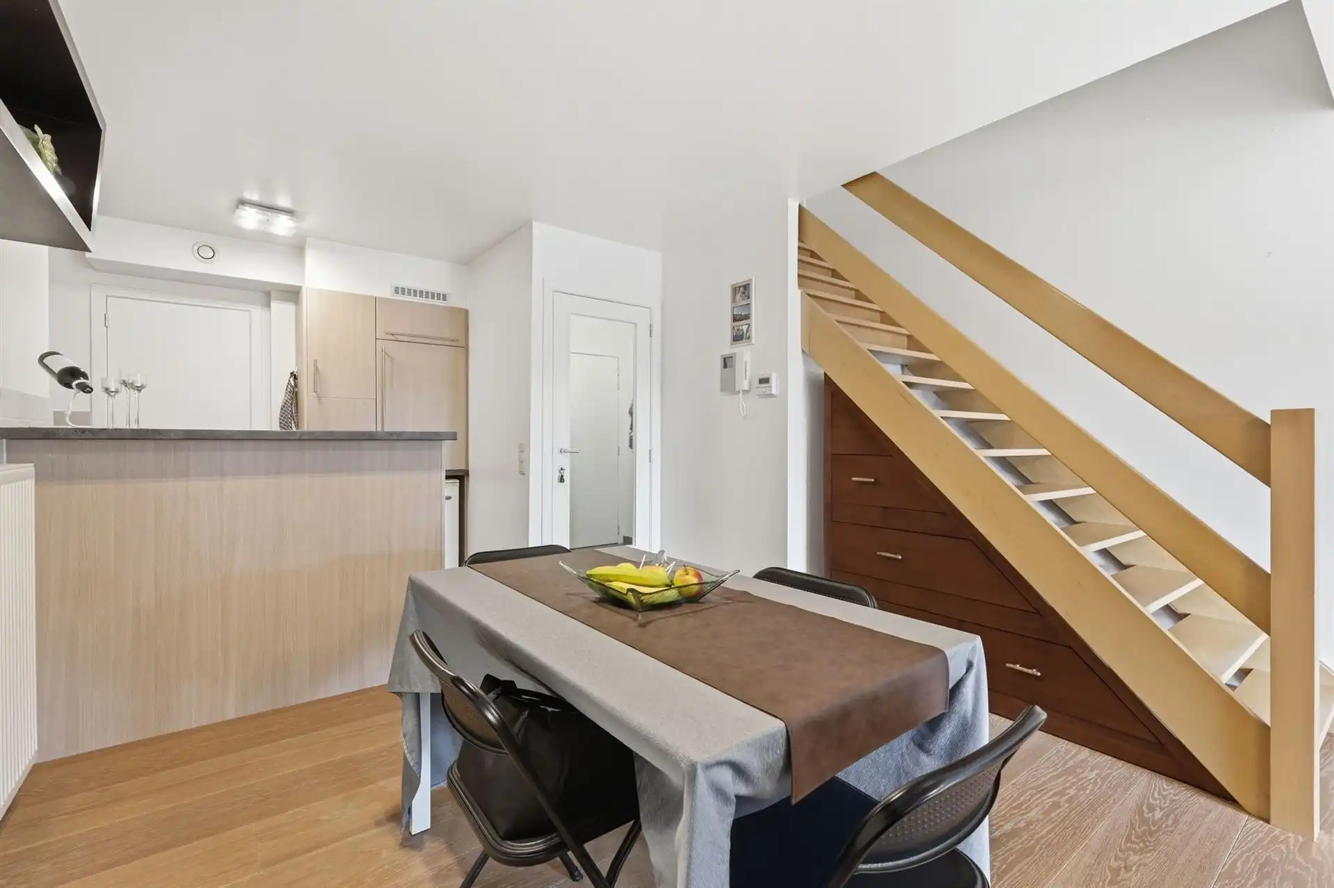 ZUIDGERICHT / VLAK AAN ZEEDIJK  foto 7