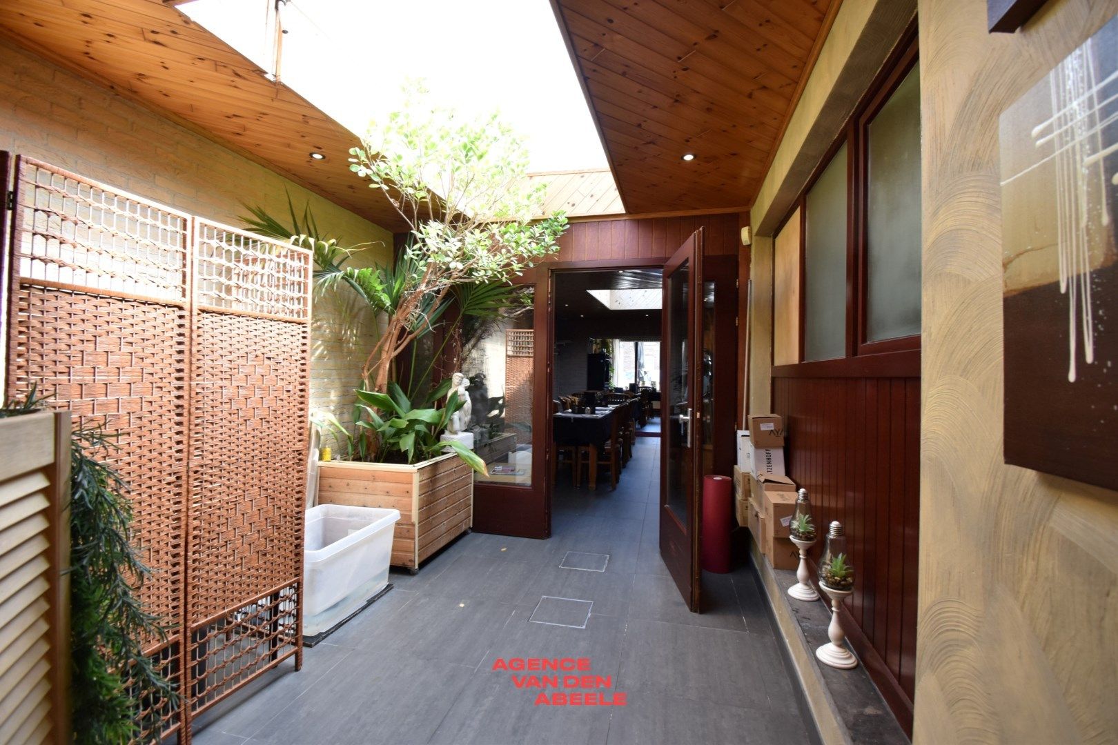 Handelspand bestaande uit eethuis met café en privé woonst foto 18