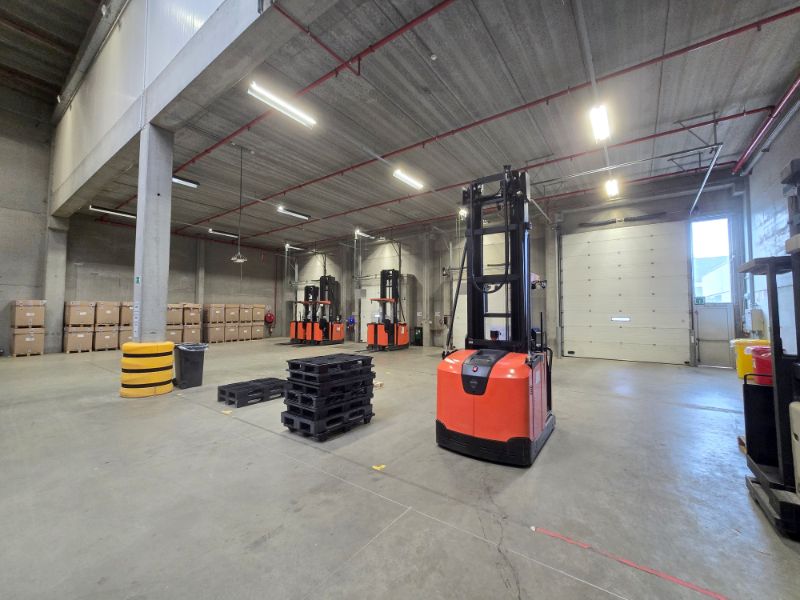 Indutrieel/Logistiek gebouw te huur foto 3