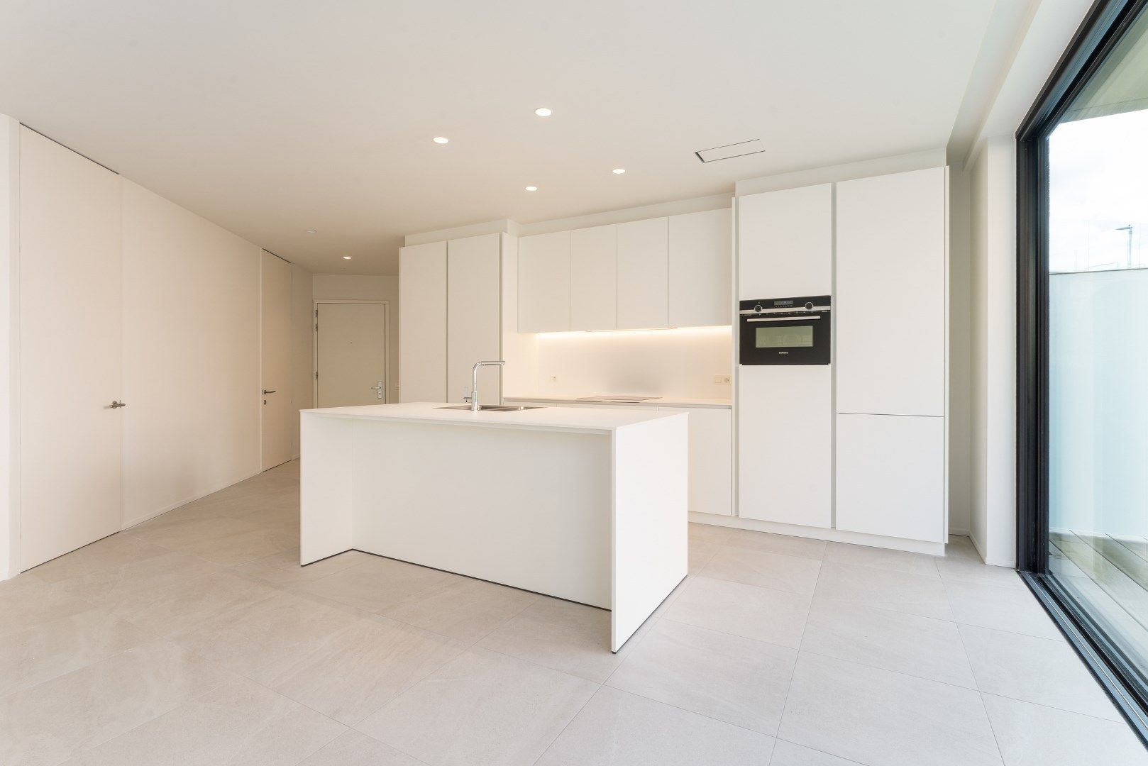 Luxe tweeslaapkamer appartement met garage op 150m van zee foto 4