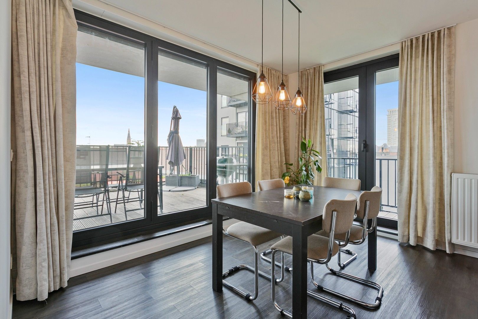 Prachtig hoekappartement met 2 grote terrassen, parking, fietsenstalling en kelder. foto 2