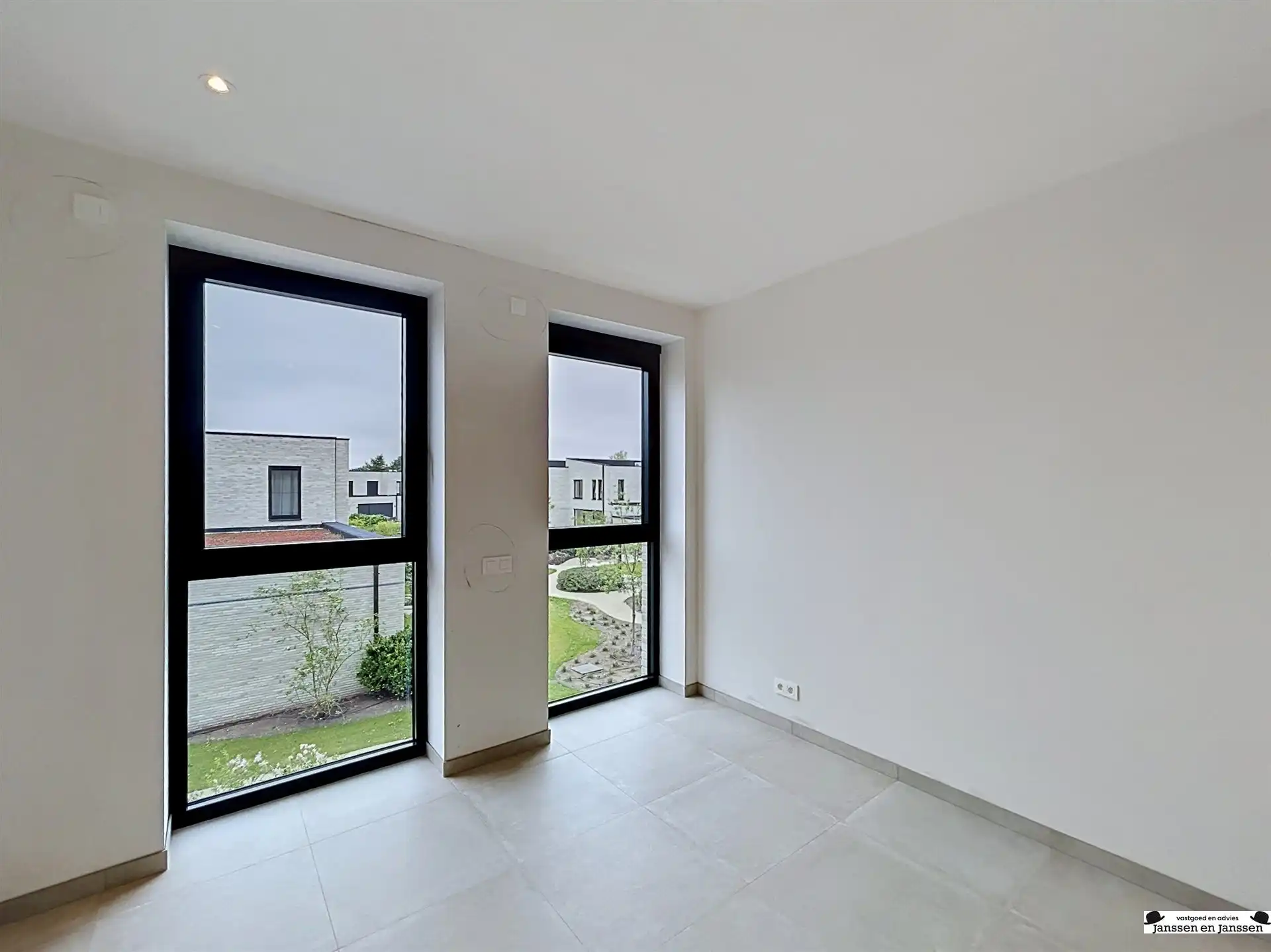 Modern twee slaapkamer appartement in centrum Gooreind foto 14