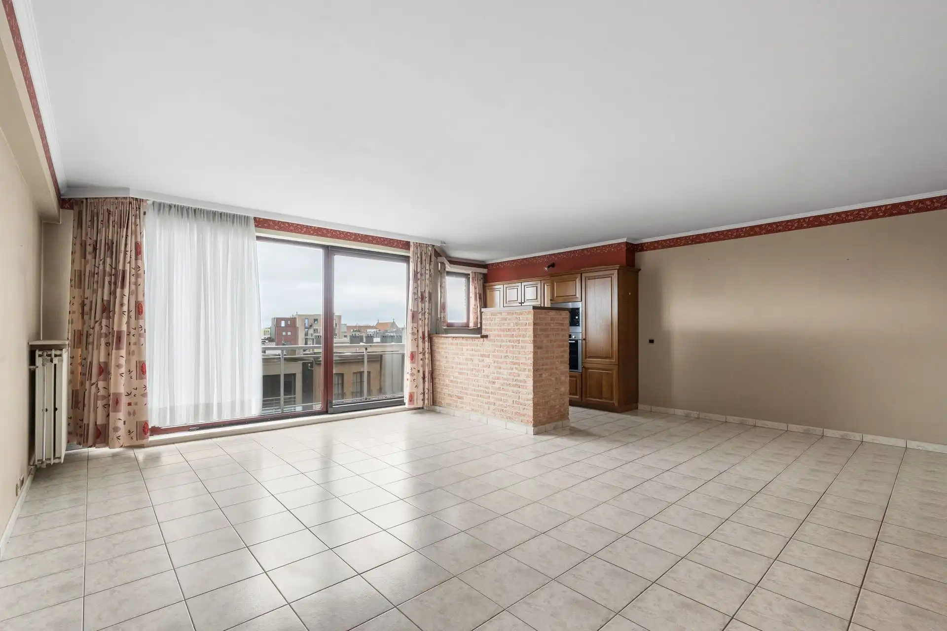 RUIM / ZONNIG / MET GARAGE foto {{pictureIndex}}