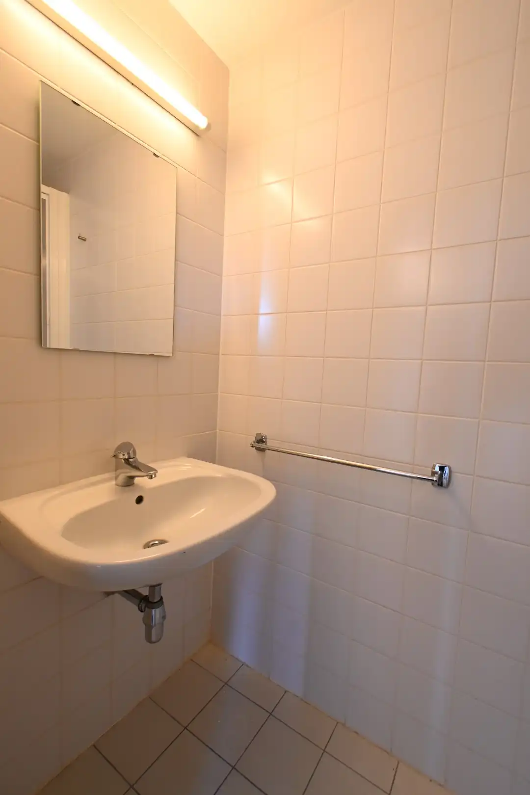 Degelijk 2-slaapkamer gelijkvloersappartement met autostandplaats + in hartje Bilzen foto 25