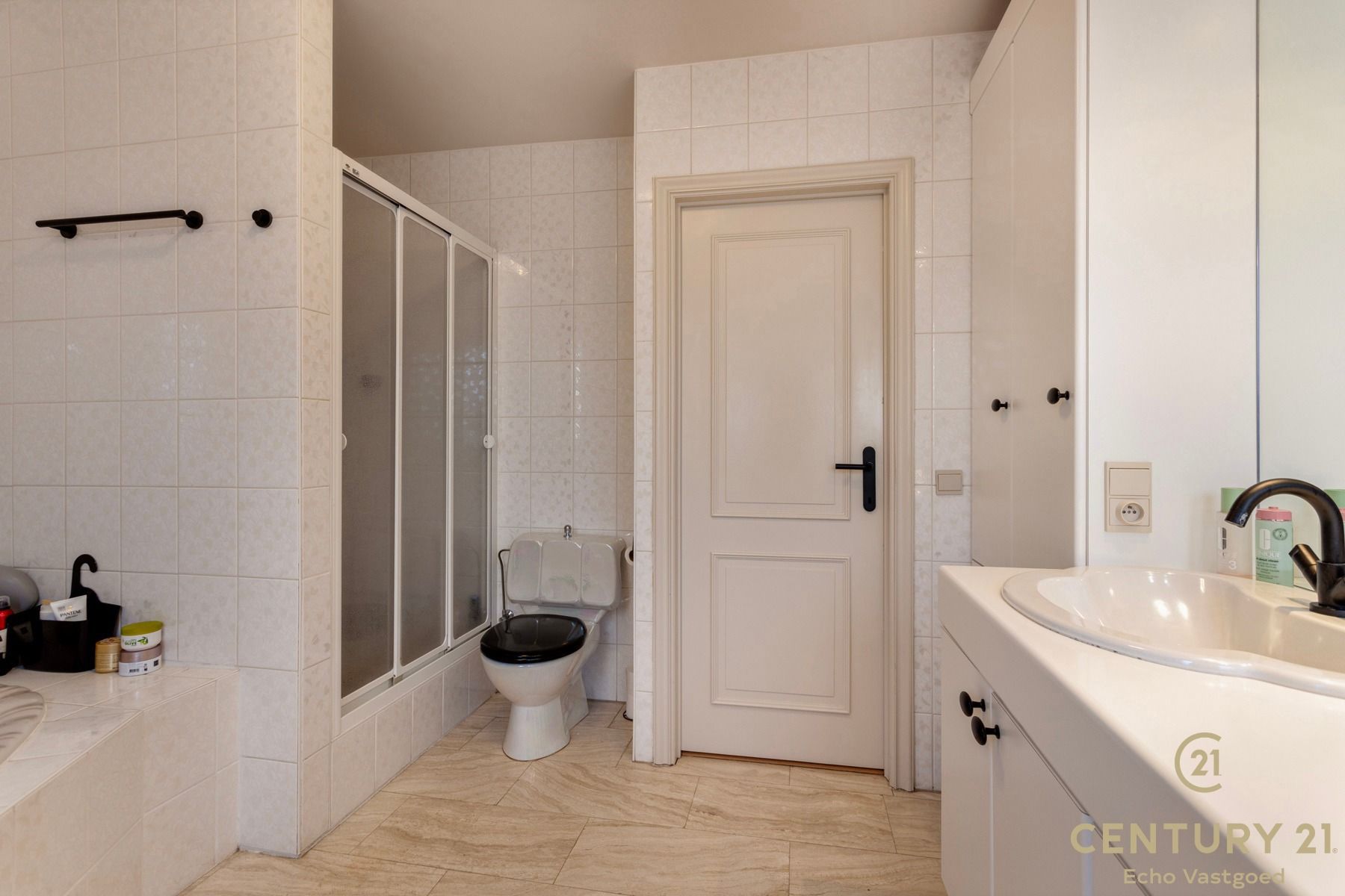 Ruime, gerenoveerde villa met fraaie tuin op ca 2420m² foto 18