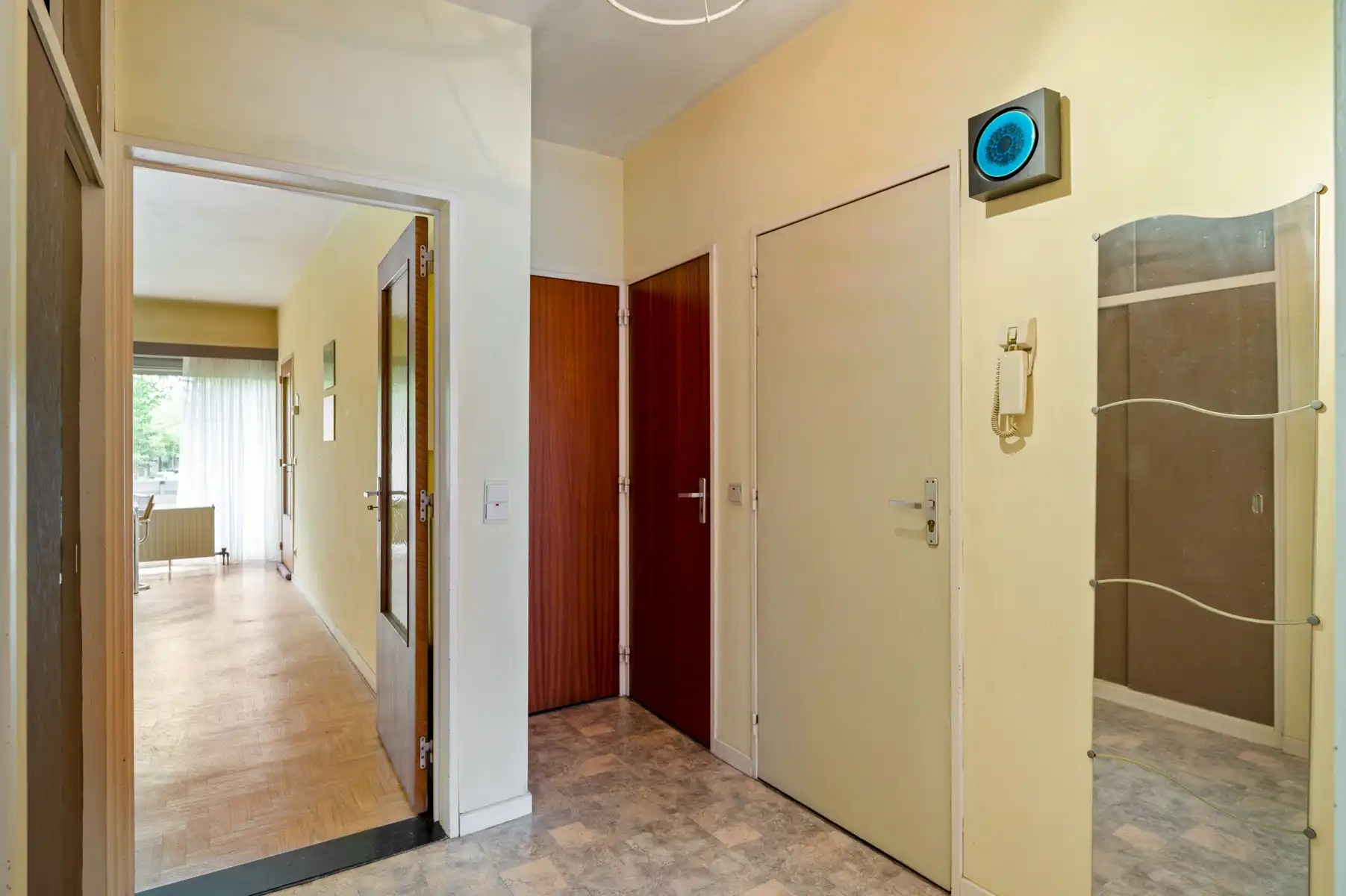 Te renoveren appartement met garage op uitstekende ligging foto 9