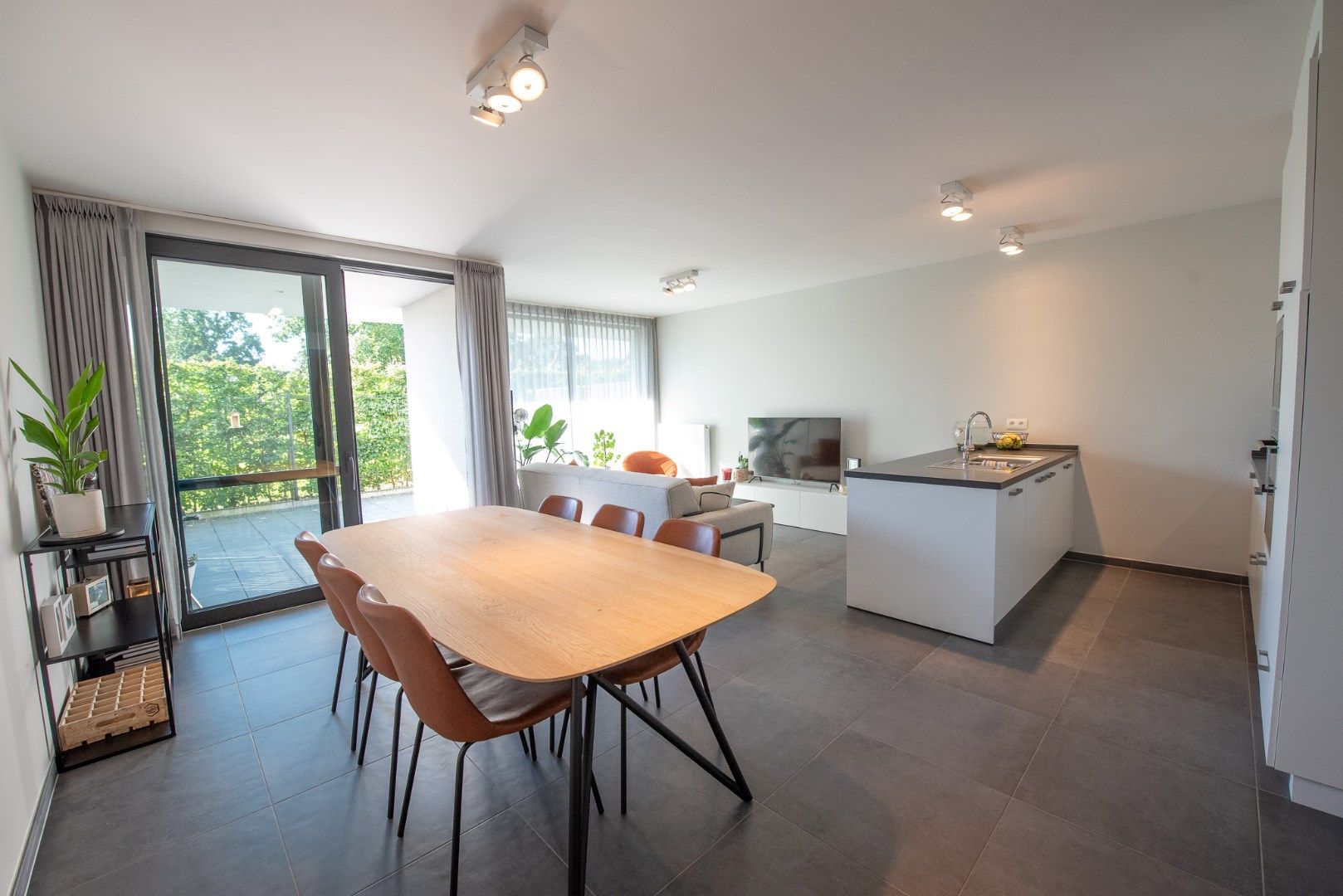 Volledig instapklaar gelijkvloers appartement met terras TE HUUR! foto 3