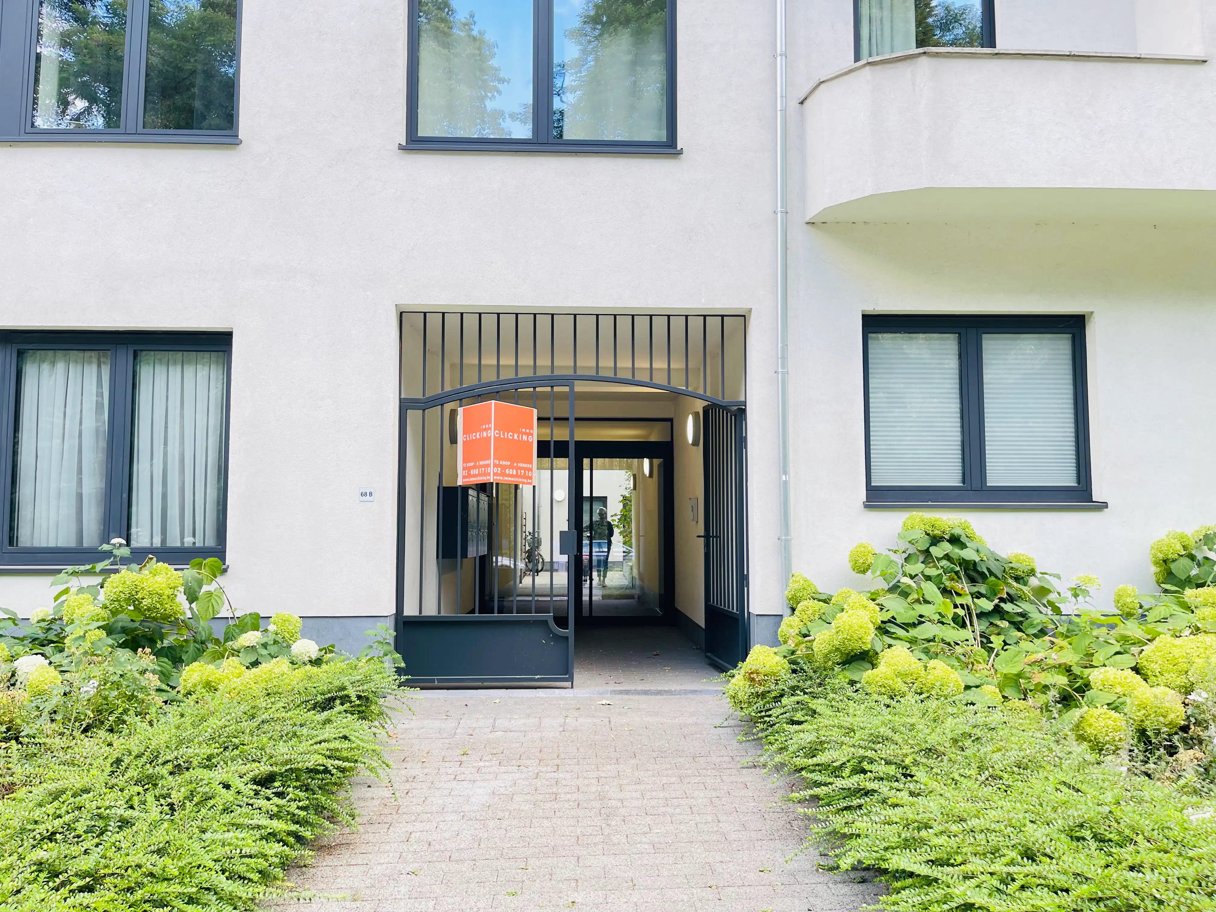 Stijlvol en recent appartement met tuin en patio foto 13