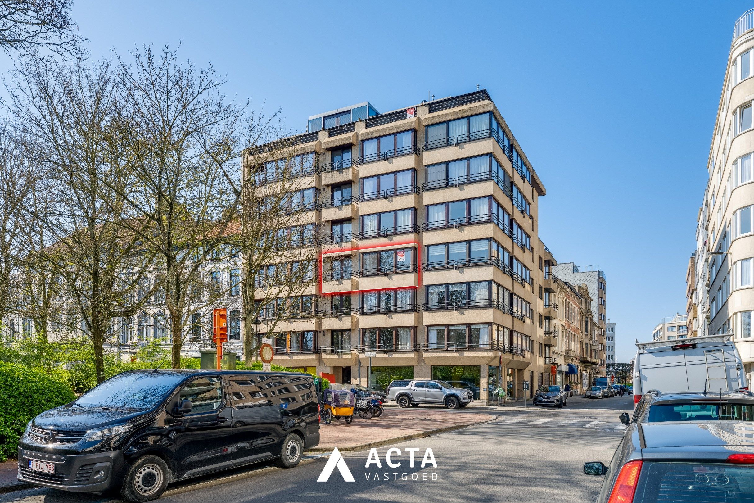 Ruim leefappartement aan het Leopoldpark in Oostende foto {{pictureIndex}}