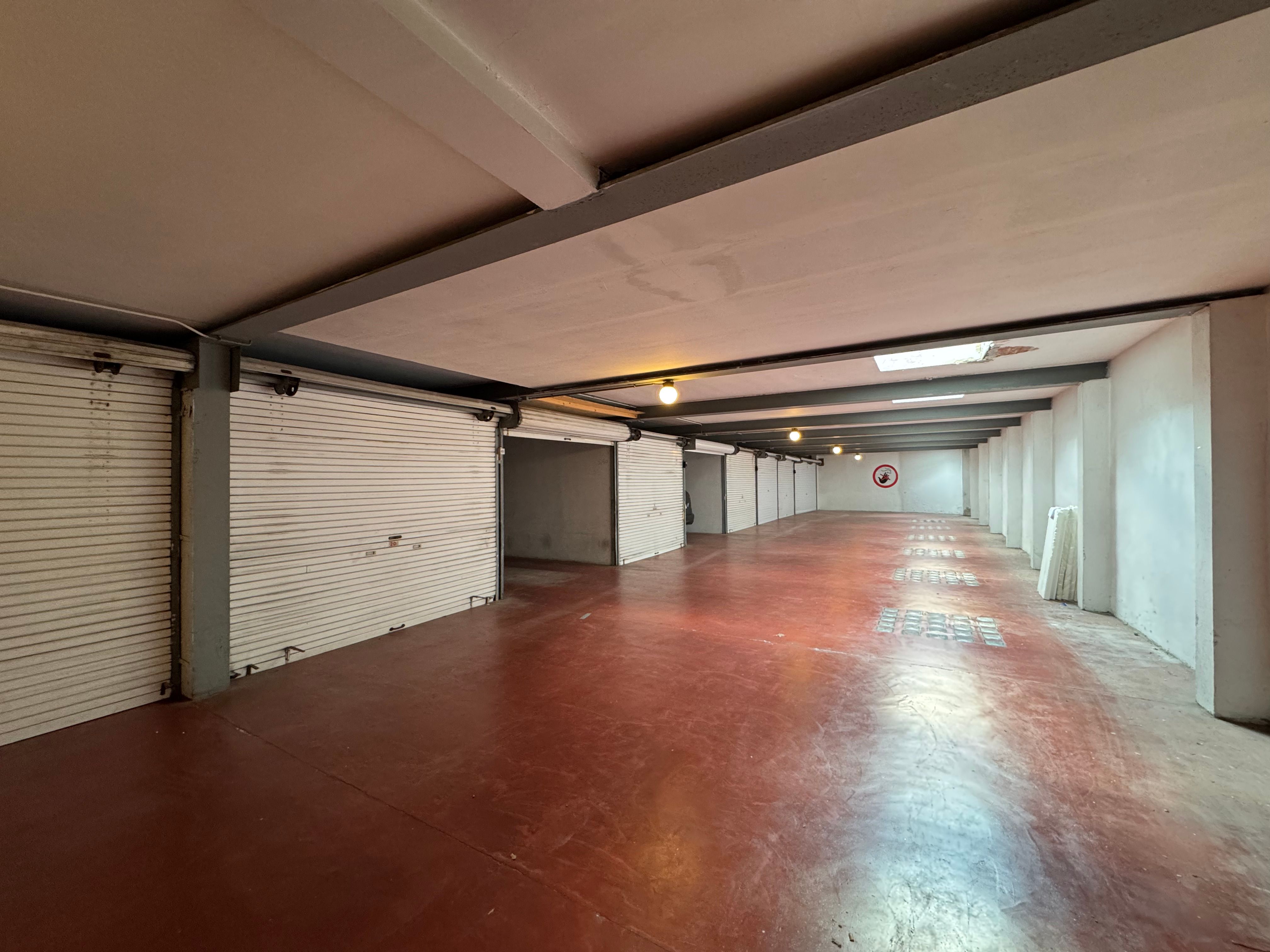 Ruime garagebox 21m² nabij centrum en kust foto 5