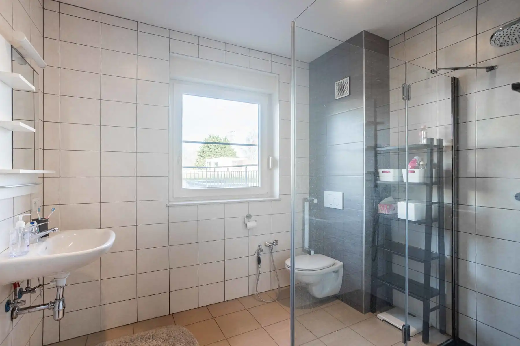 Instapklare recente woning met 4 slaapkamers en 3 badkamers! foto 16