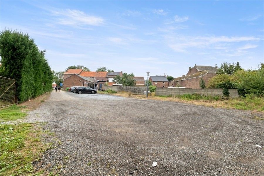 HANDELSHUIS MET PARKING OP EEN TOPLOCATIE IN LINTER foto 21