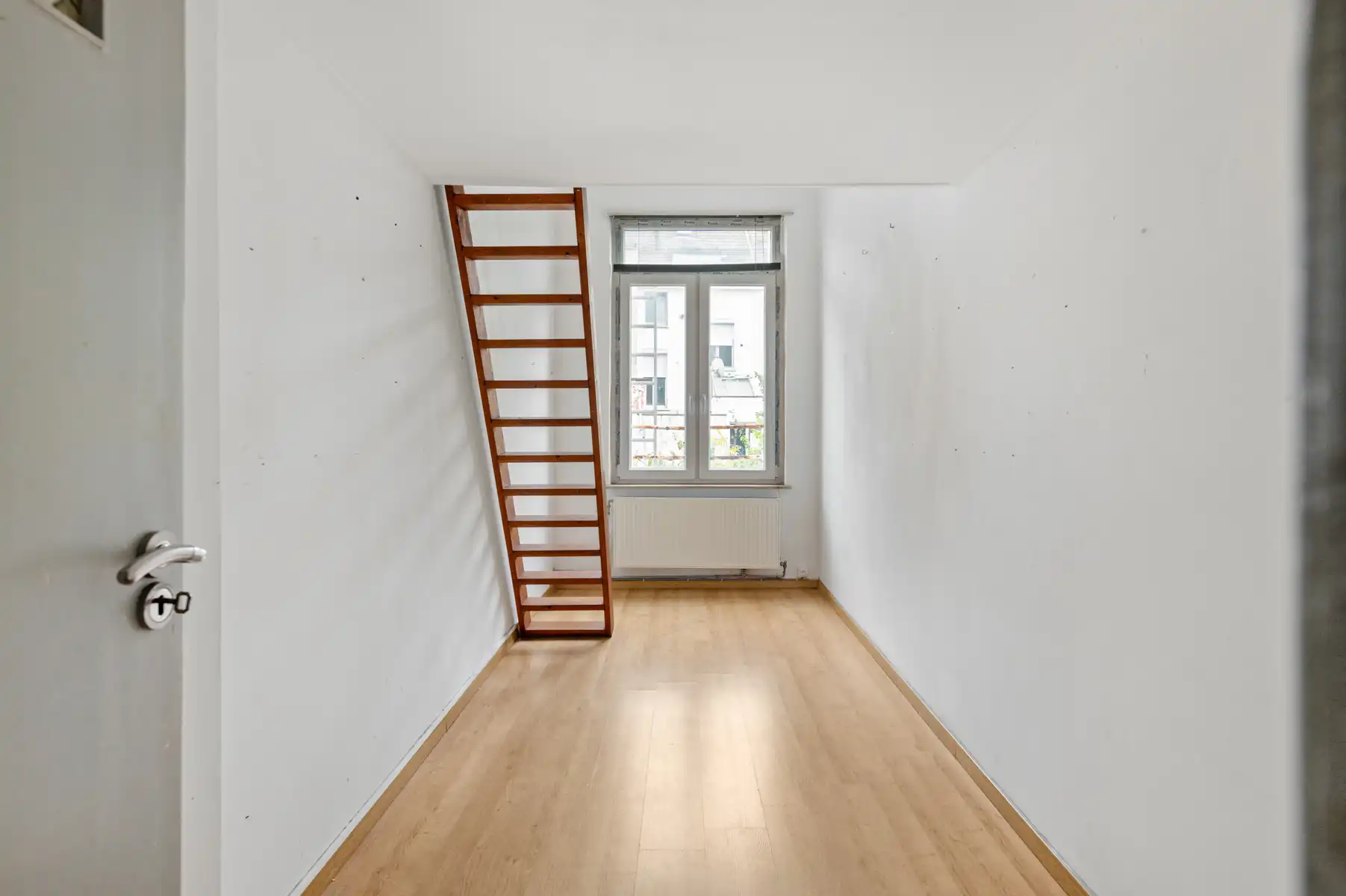 Ruim, centraal gelegen 2 SLK appartement met sterke basis foto 9