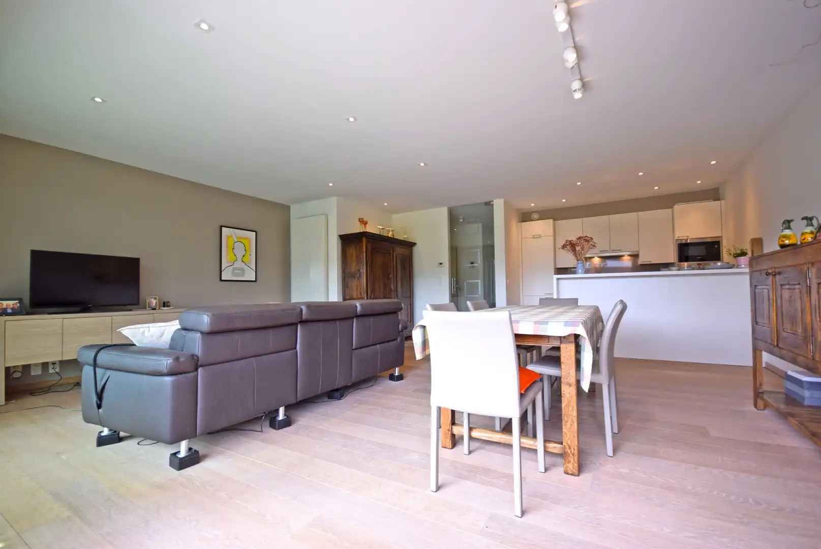 EXCLUSIEF APPARTEMENT IN GROENE EN RUSTIGE OMGEVING NABIJ HET STERREBOS foto 4