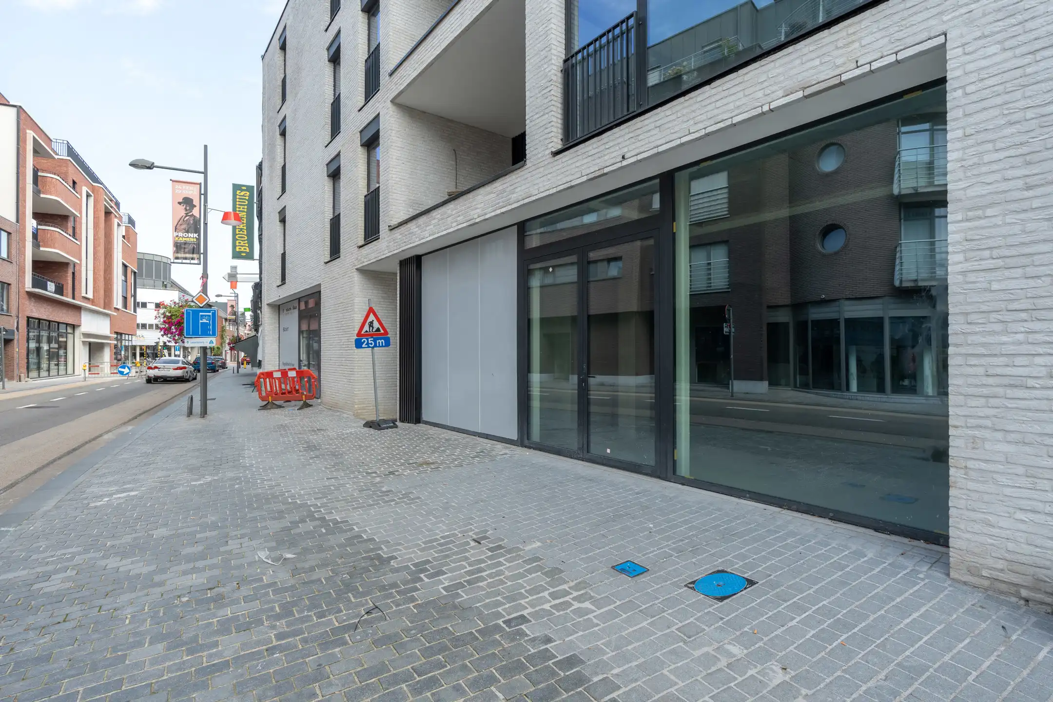 Knap casco handelspand van 184 m² in Residentie "De Voogdij" in het centrum van Mol.  foto 5