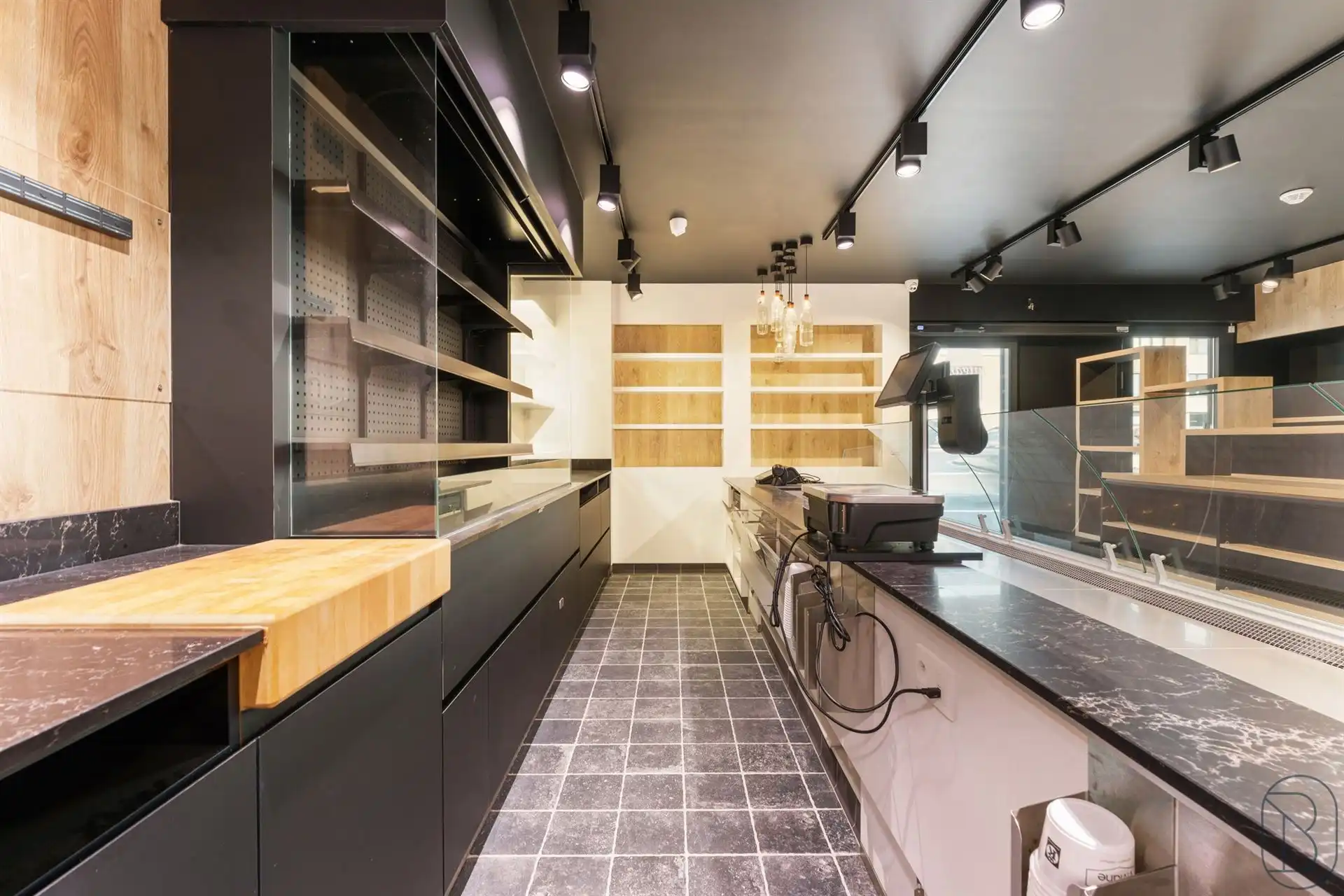 Vernieuwde handelszaak met woonst, en grote garage foto 6