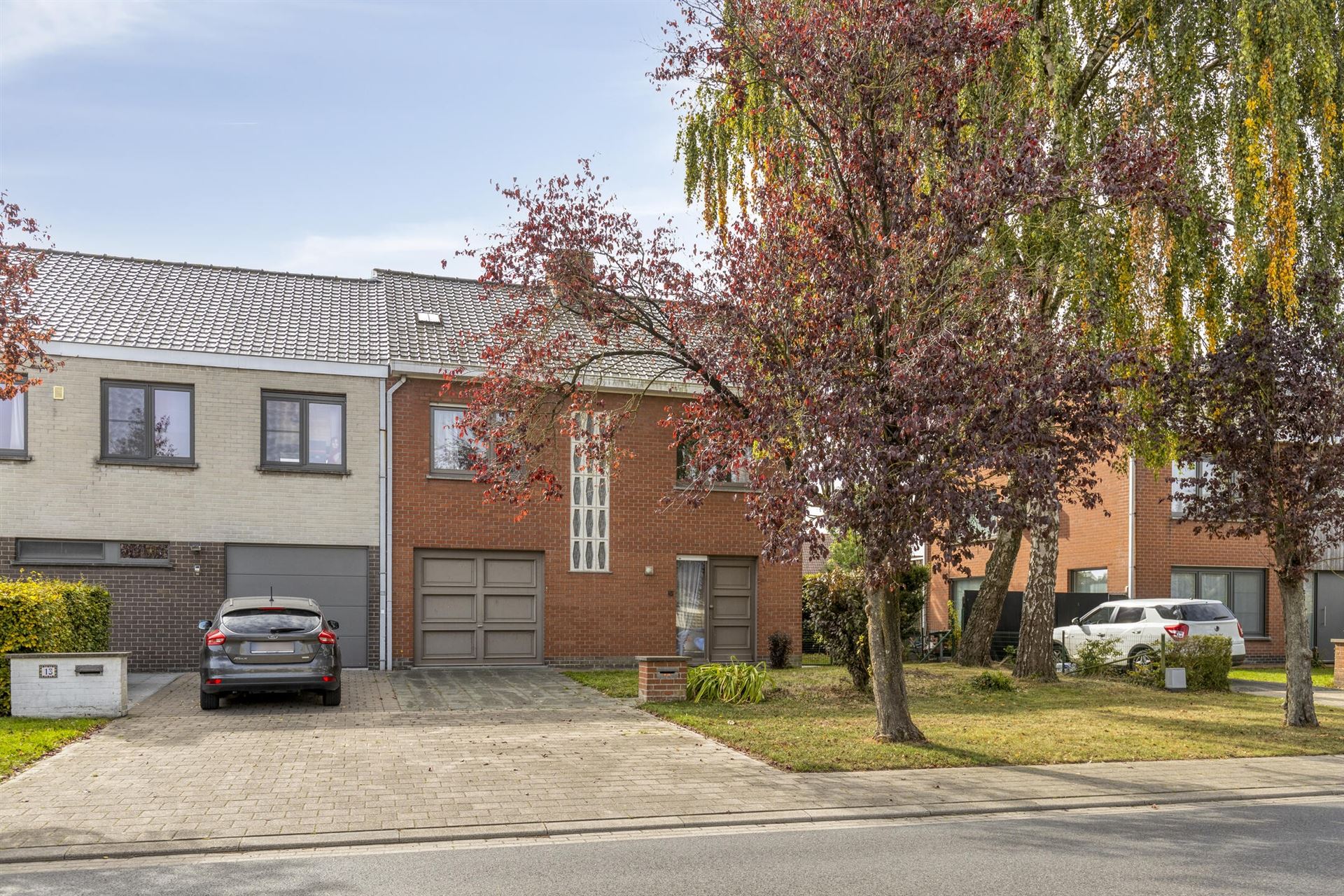 Ruim huis met 4 slaapkamers en grote tuin. foto 2