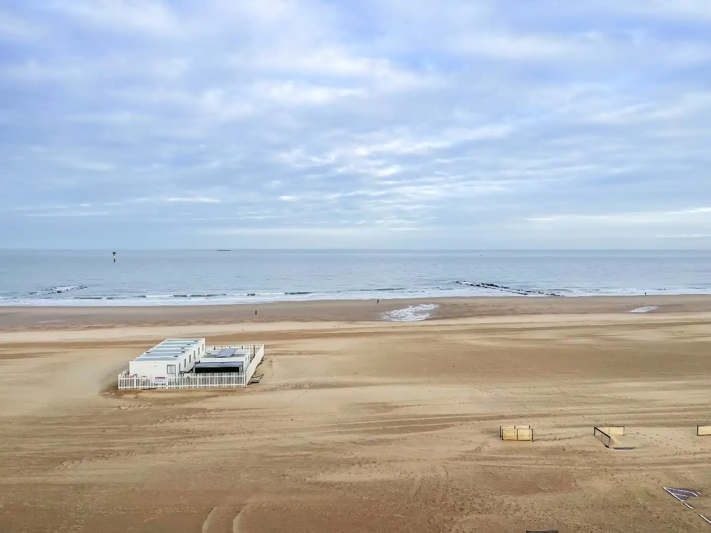 Verzorgd appartement met FRONTAAL ZEEZICHT, gelegen op de zeedijk vlakbij het Albertplein. foto 22