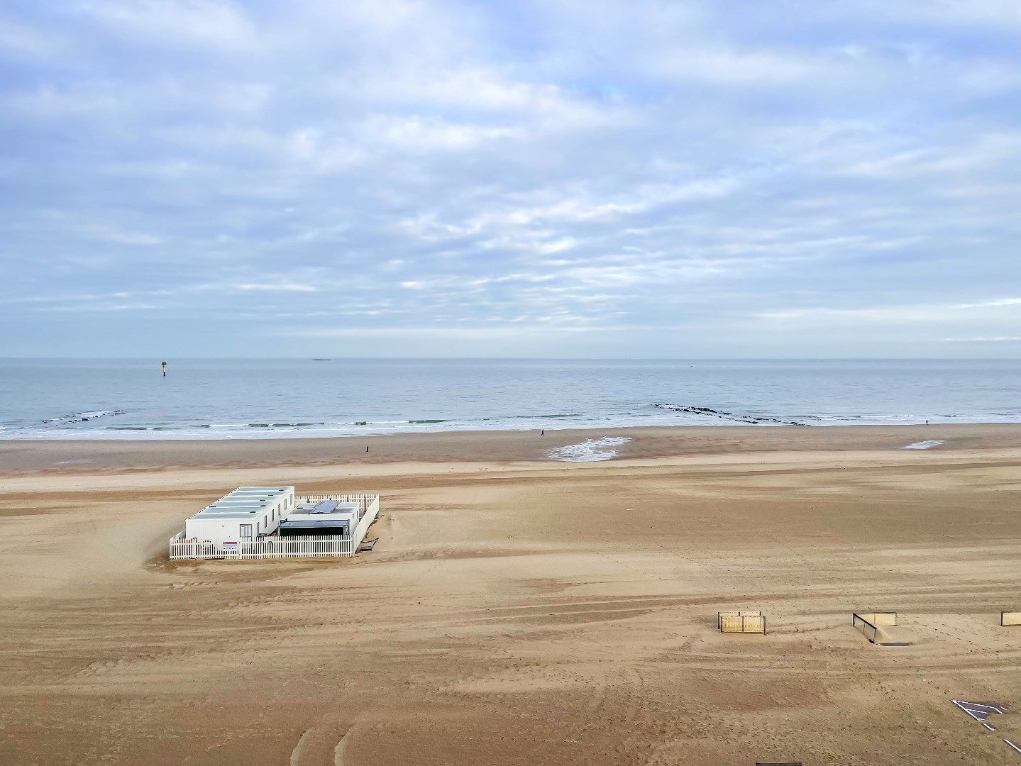 Verzorgd appartement met FRONTAAL ZEEZICHT, gelegen op de zeedijk vlakbij het Albertplein. foto 22