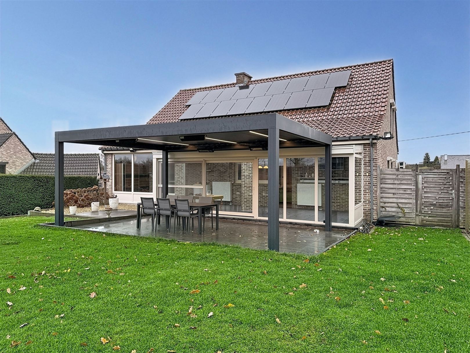 Ruime open bebouwing met 4 slpks, veranda, tuin, garage, 8a  foto 4