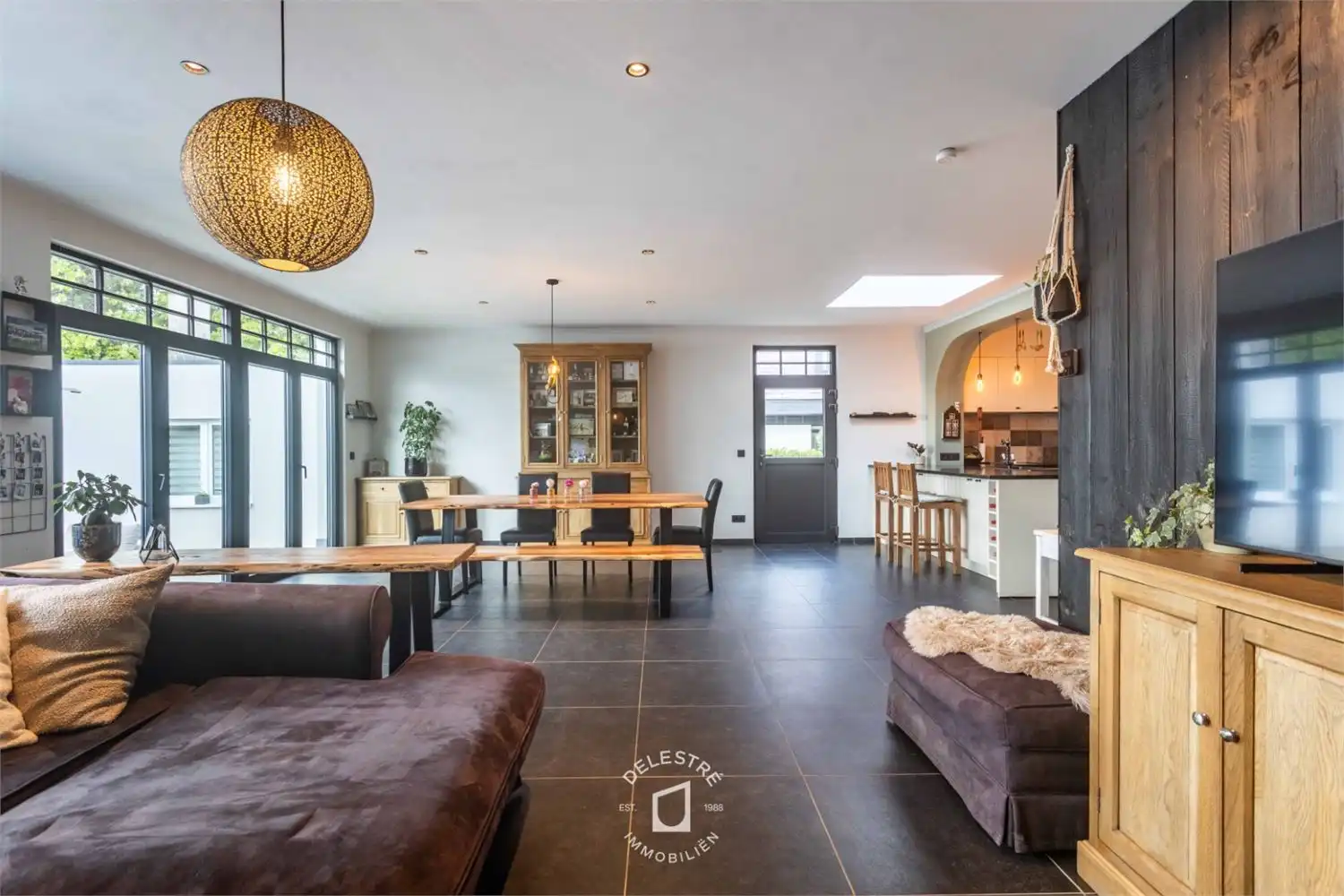 ** IN OPTIE ** GERENOVEERDE WONING MET 6 SLPK. EN TUIN foto 4