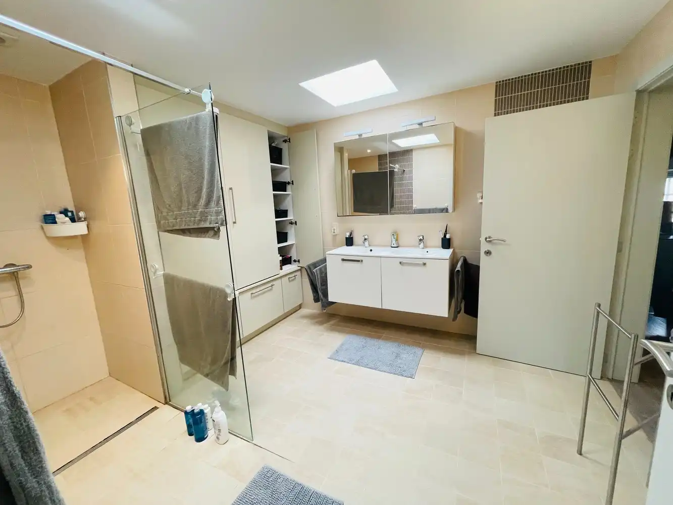 Brugge centrum, aan de Noordzandstraat, vlakbij alle winkels 'tZand  UITZONDERLIJK RUIM WOONHUIS /APPARTEMENT  MET HUISLIFT , 4 slaapkamers + bureau , living van 65m², modern ingerichte grote eet en kookkeuken Zalig wonen!  living van 65m²en zuidgericht terrasZlit terras van 65 m², volledig ingerichte eet-en kookkeuken van 34m²,  grote fietsenberging foto 13