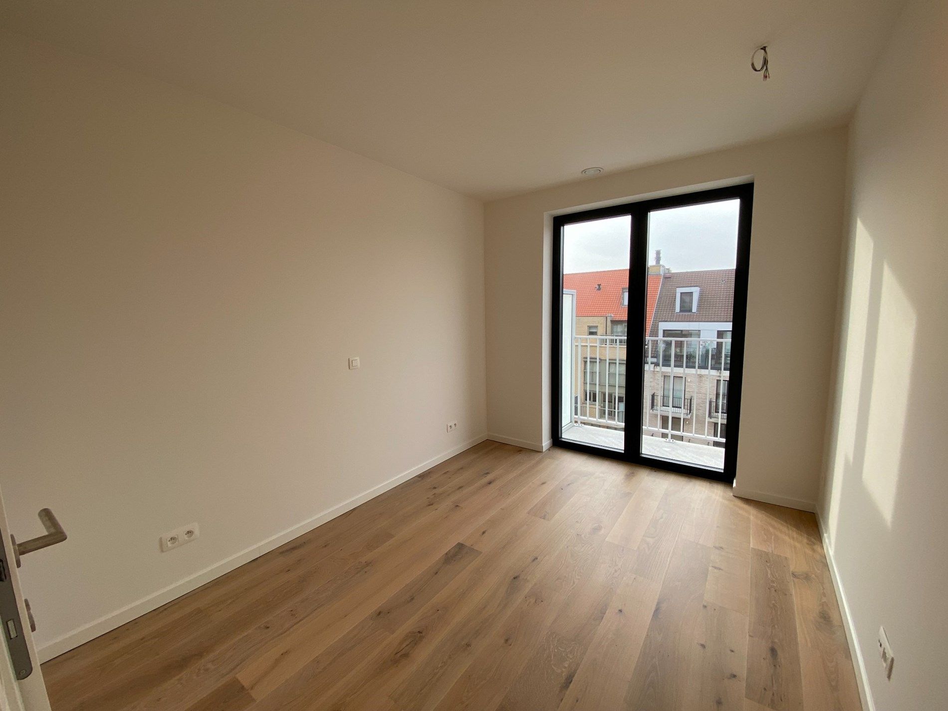 ONGEMEUBELD - Nieuwbouw appartement met 2 slaapkamers gelegen op de Lippenslaan te Knokke met een OPEN ZICHT over de GOLF!  foto 7