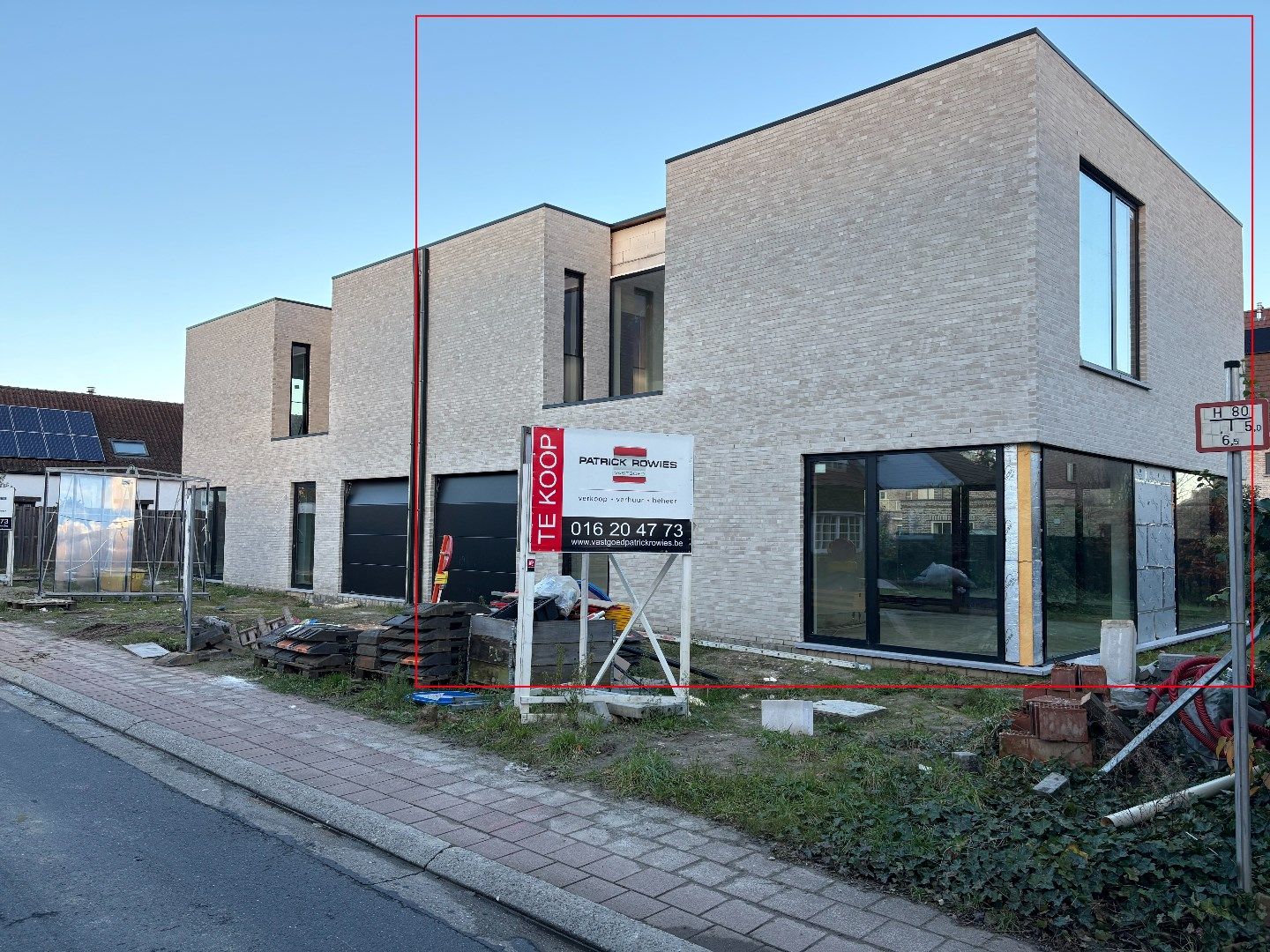 een moderne  nieuwbouw 3-gevel woning op en met grond foto {{pictureIndex}}