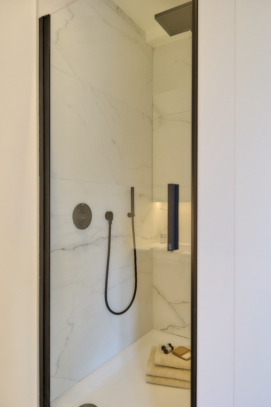 Ruim volledig gerenoveerd appartement met vier slaapkamers en zijdelings zeezicht. foto 12