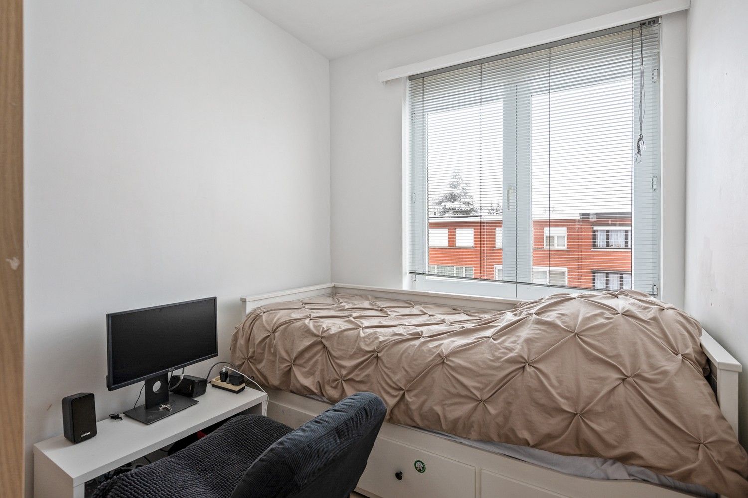 Ruime grotendeels gerenoveerde belétage met 3 slaapkamers, tuin en garage met oprit in Kapellen foto 11