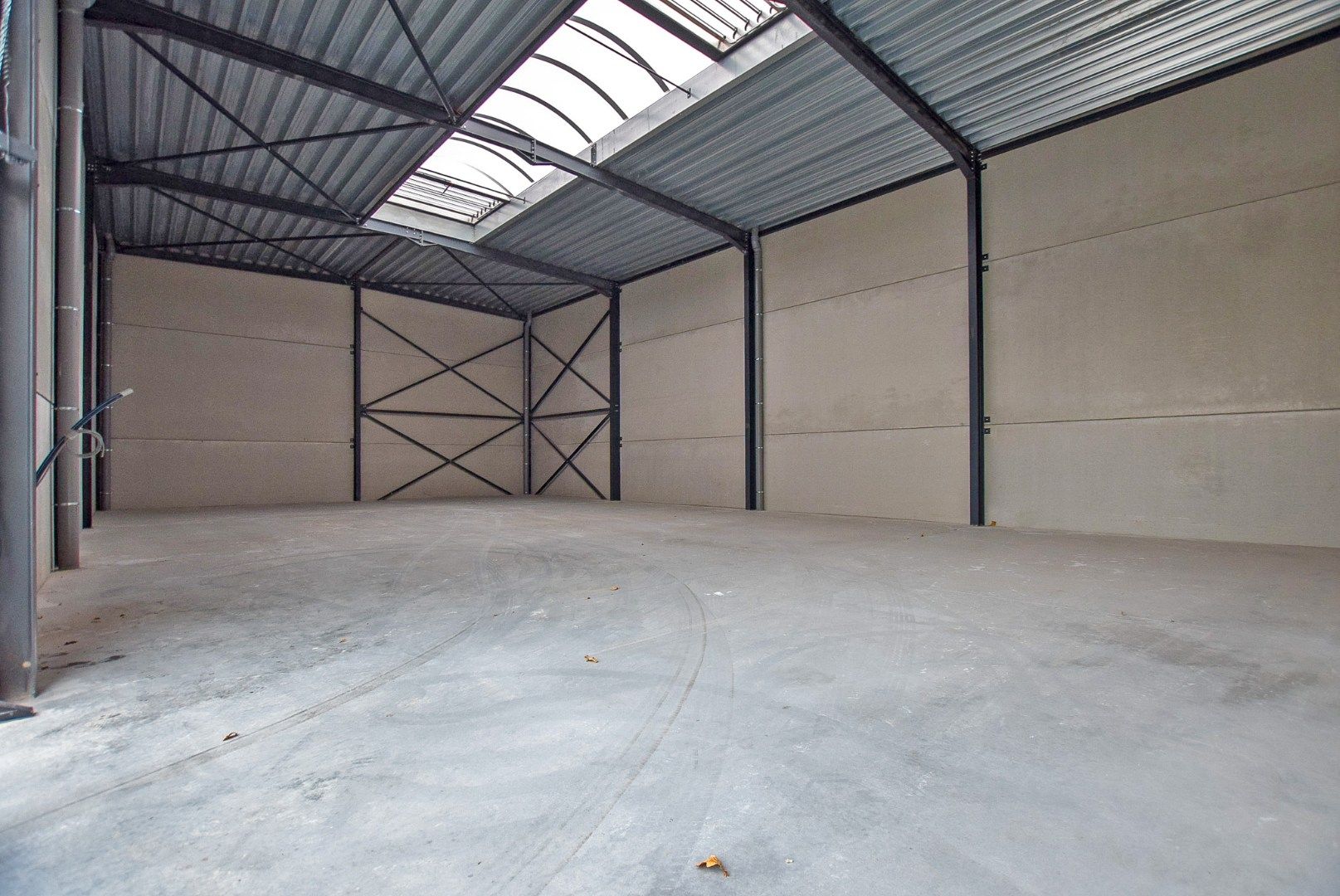 Geïsoleerde nieuwbouwloods 9F (loods 5) (249m²) te huur op een industrie- ambachtzone te Vleteren. foto 3