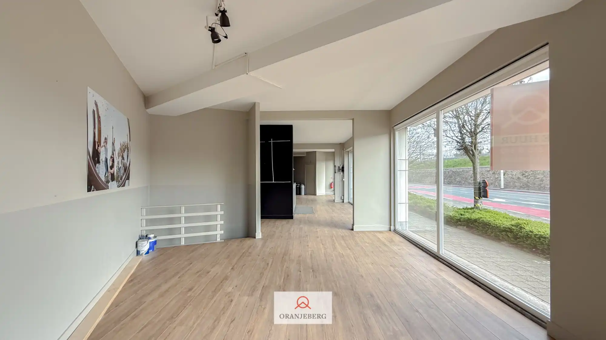 Hoek handelspand op commerciële ligging met veel visibiliteit foto 21