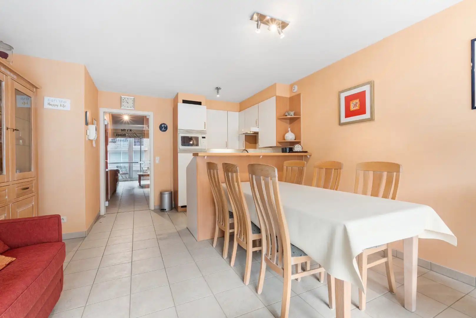 Modern gemeubeld 2 slaapkamerappartement met garage TE KOOP foto 5