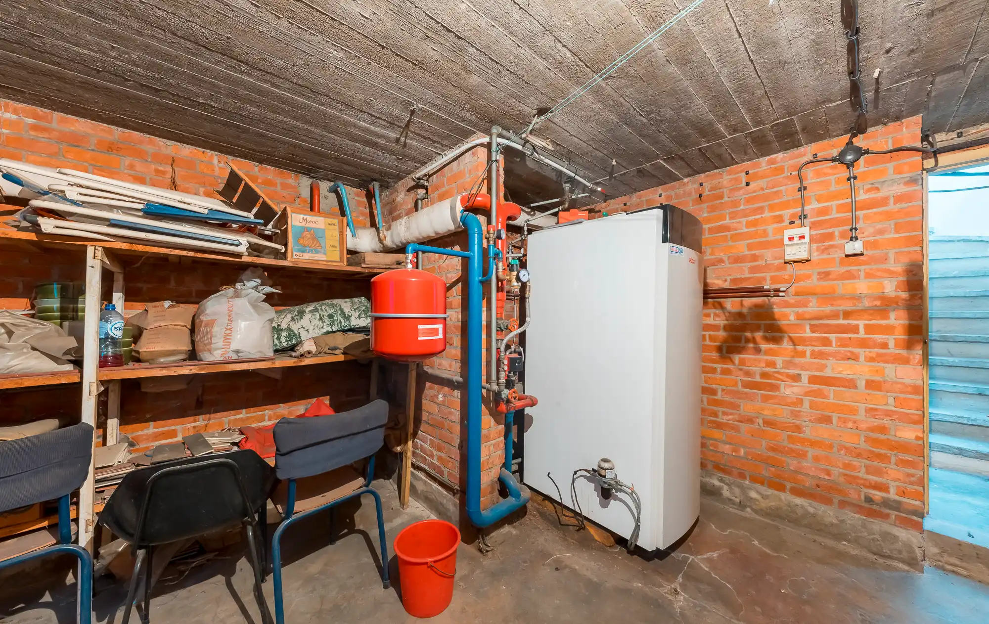 TE KOOP: Mooie op te frissen woning met 3 slaapkamers, garage en veel potentieel foto 11