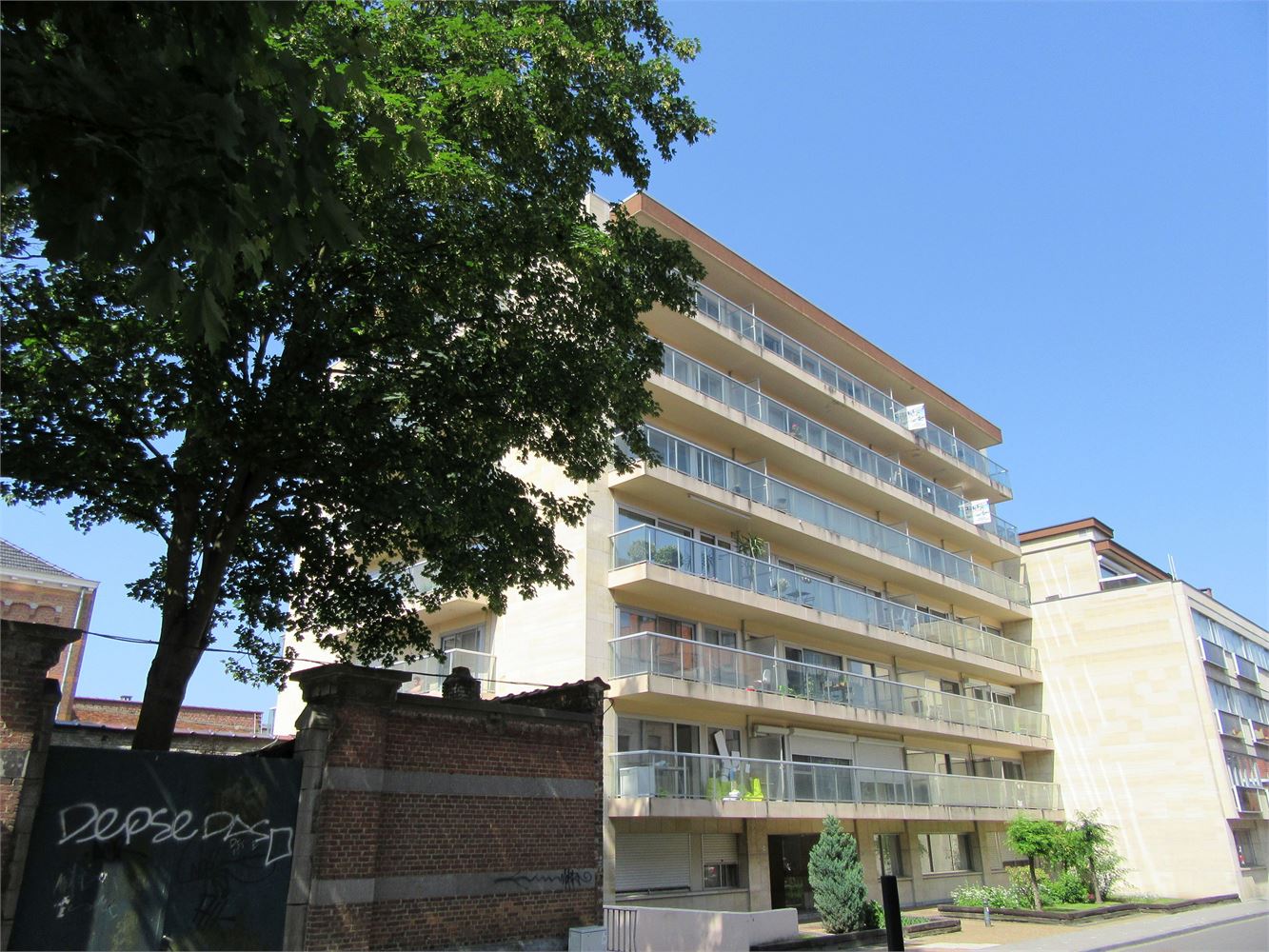 Recent gerenoveerde studio met terras in de Parkstraat 106. foto {{pictureIndex}}