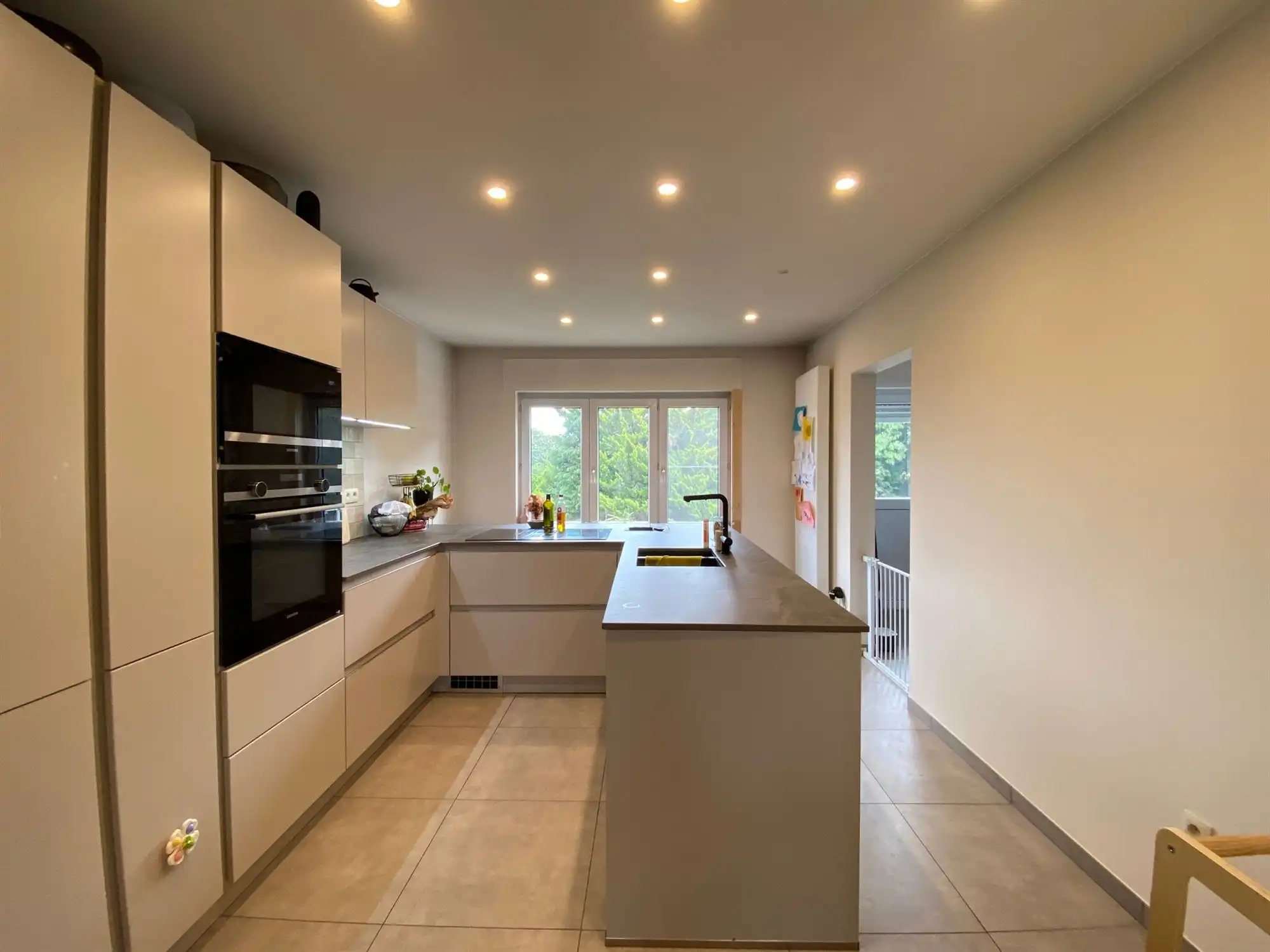 Ruim en volledig gerenoveerd appartement met groen uitzicht en garage foto 6