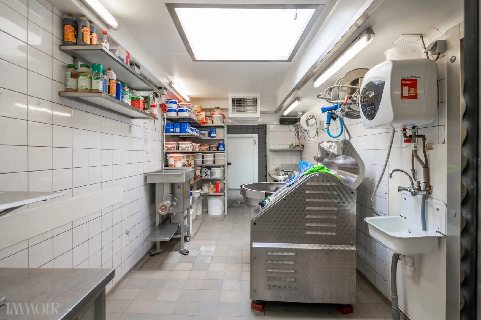 Veelzijdig commercieel pand met ruime woonst, terras en tuin. foto 5