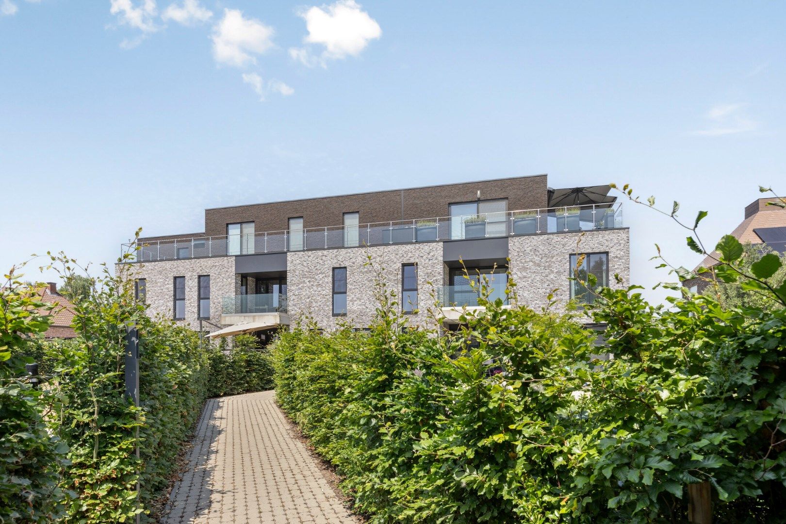 Recent gelijkvloers duplex appartement met 2 slpks, tuin, terras, kelderberging en carport ! foto 26
