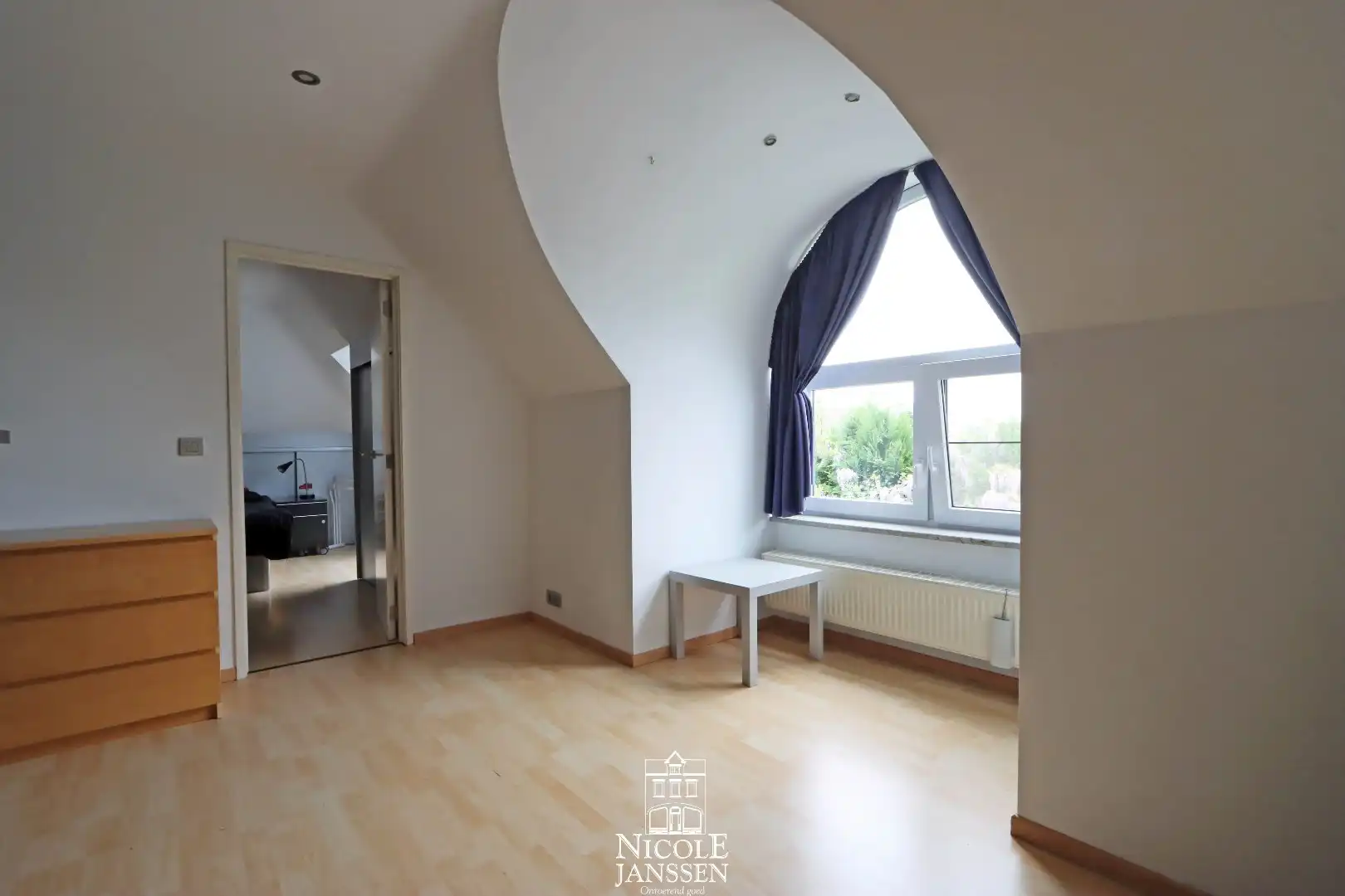 Vrijstaande ruime woning met dubbele garage en grote tuin met zwembad foto 24