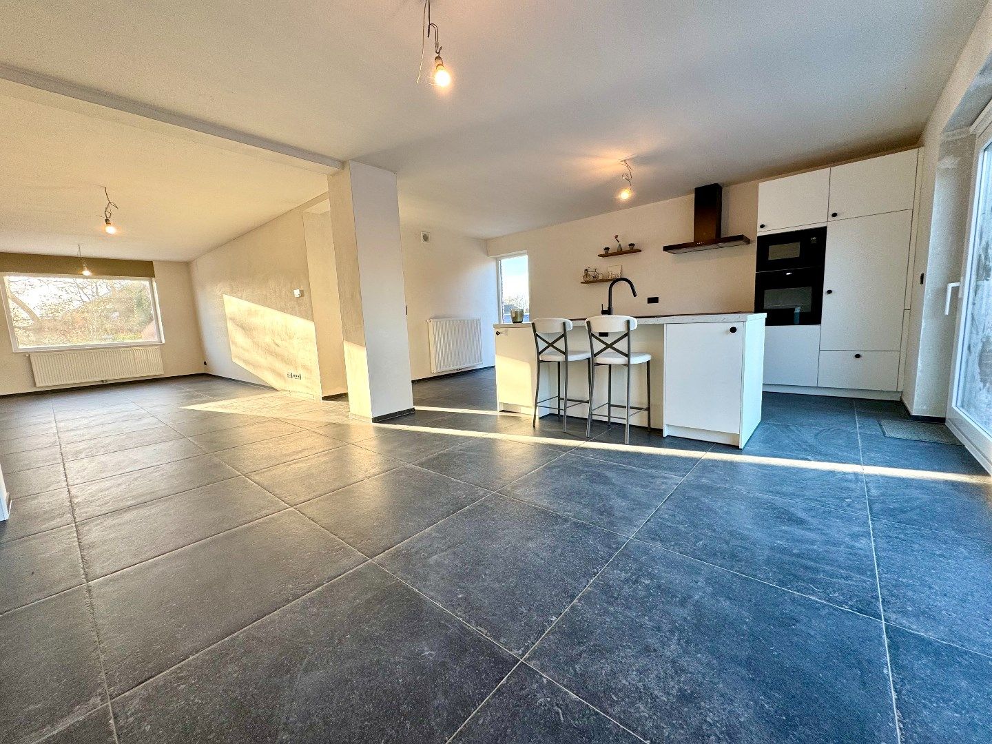 GERENOVEERDE HALFOPEN WONING MET 3 SLPKS, 2 BADKAMERS, TUIN EN GARAGE foto 8