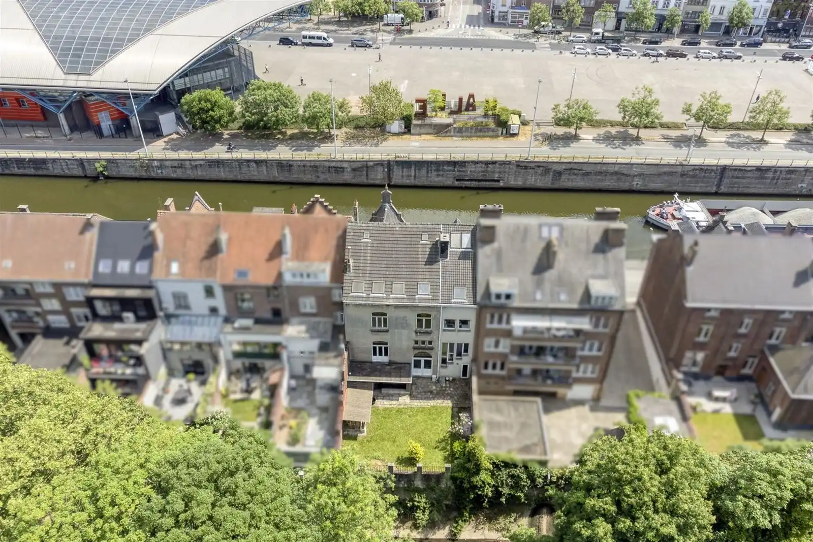 Ruime herenwoning met voormalige dokterspraktijk foto 7